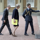 La conservadora, Theresa May (c), y su marido, Philip John (i), a su llegada al palacio de Buckingham para recibir el mandato de la reina Isabel II para formar gobierno.