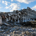 El edificio principal que fue destruido por una bomba cerca de la escuela número 25 en Zhytomyr, Ucrania. EFE / EPA / MIGUEL A. LOPES