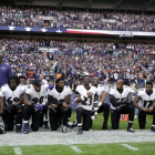 Los jugadores de los Baltimore Ravens, arrodillados antes de un partido contra los Jacksonville Jaguars.