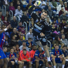 Álex Costoya, máximo artillero del Ademar, durante el partido del Palau ante el Barcelona. XAVI BONILLA