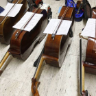 Instrumentos en el suelo en la Escuela Municipal de Música de León