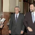 Mariano Rajoy y Javier Arenas acuden a votar juntos en el pleno del Congreso