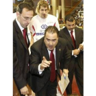Gustavo Aranzana da instrucciones a sus jugadores durante un partido