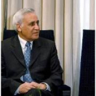 Moshe Katzav, solo, en su residencia en Jerusalén