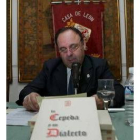 El presidente de la Casa de León en Madrid, José Rafael Álvarez, durante la presentación del libro