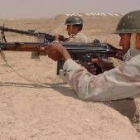 Guardias fronterizos pakistanís controlan los lindes del desierto afgano con su territorio