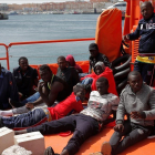Inmigrantes rescatados llegan al puerto de Tarifa, el 17 de julio. /