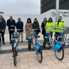 El alcalde de León, José Antonio Diez asistió a la inauguración del nuevo punto de préstamo de bicicletas junto al concejal Vicente Canuria y al representante de Alsa, Óscar Barredo. DL