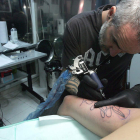 Fernando es el tatuador de Tattoo Mo-Gur, el salón de tatuajes situado en la Plaza de Torres de Omaña, donde están especializados en la realización de diseños orientales.