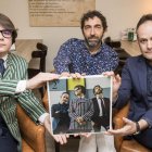 Conrado Martín, Maxi ‘Boogie’ y Héctor Escobar, el trío Los Modernos, con su elepé entre las manos. FERNANDO OTERO PERANDONES