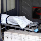 Traslado de un cuerpo al policlínico de Conxo, en Santiago de Compostela.