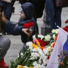 Flores en recuerdo a las víctimas del atentado en el metro de San Petersburgo.