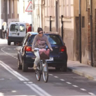 Una usuaria esquiva un coche que ocupa el carril bici en una calle próxima al Espolón.