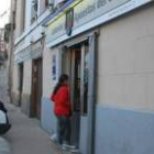 Una joven entra en una de las dos administraciones de lotería que existen en la ciudad