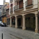 La calle Juan de Mansilla, en La Bañeza, antes de concluir su adoquinado financiado con fondos del Plan de Cooperación Municipal. P.R.B.
