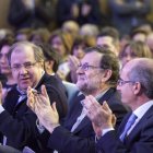 A la izquierda, el alcalde de León, Silván, y en primer plano Herrera y Rajoy. JESÚS FORMIGO
