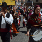 Dos momentos del pasacalles. A la izquierda, el Grupo de Danzas Coyanza; a la derecha, la Banda de Música de Pola de Laviana. MEDINA