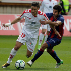 Emi Buendía, con el balón en los pies, ante la SD Huesca en el Reino de León. SECUNDINO PÉREZ