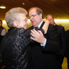 El presidente de la Junta abraza a Margarita Morais