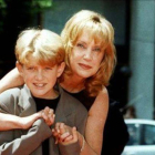 Mary Ellen Trainor y su hijo Alex, en una imagen de 1997.