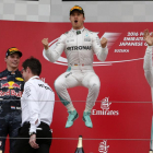 Nico Rosberg celebra la victoria, con Max Verstappen, segundo, y Lewis Hamilton, tercero, en Suzuka.