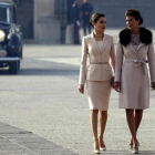 La reina Letizia y la primera dama argentina, Juliana Awada, en el patio de armas del Palacio Real, Madrid.