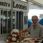 Pedro del Ferrero, presidente de la Casa de León, con la mascota