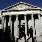 Un grupo de agentes, en la calle cortada, frente al Congreso