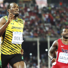 Usain Bolt, izquierda, ganó la final de 200 metros en Pekín al imponerse con facilidad a Gatlin