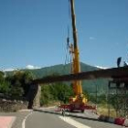 Durante la colocación de la pasarela metálica permaneció cortada la carretera comarcal C-631