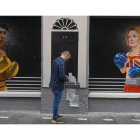 Ciaran Gallagher da los toques finales a su mural en Belfast con Rishi Sunak y Liz Truss separados por el 10 de Downing Street. MARK MARLOW