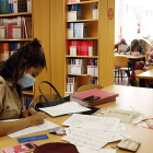 Una alumna de la Universidad de León estudia en la biblioteca de la Facultad de Ciencias Económicas y Empresariales. MARCIANO PÉREZ
