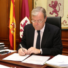 El alcalde de León, Antonio Silván, en un momento de la firma del acuerdo