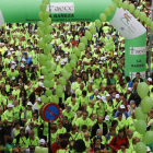 La marea verde abarrota la plaza Mayor y suma miles de pasos en la Marcha de la Esperanza. MARCIANO PÉREZ