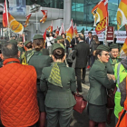 Empleados de la compañía aérea italiana Alitalia participan en una protesta en la terminal 1 del Aeropuerto Leonardo da Vinci de Roma.