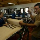 Trabajadores de uno de los talleres ocupacionales de Asprona-Bierzo, en una imagen de archivo