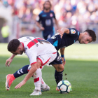 Iza pelea por la posesión del balón con el futbolista del Rayo Vallecano Unai López. MATEO VILLALBA