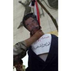 Un iraquí ahoga al muñeco del derrocado presidente Sadam Huseín