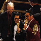 Daniel Scheinert, Ke Huy Quan y Daniel Kwan después de recibir el Oscar a la mejor dirección. EFE/EPA/ETIENNE LAURENT