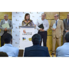 La consejera Milagros Marcos con representantes de las organizaciones agrarias y de la industria láctea. NACHO GALLEGO