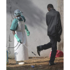 Un hombre se desinfecta en un hospital de Liberia.