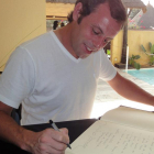 Rosell firma en el libro de honor del The Rhino Resort en Senegal.