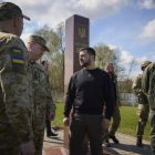 Zelensky con militares ucranianos durante una visita a la región de Volyn. PRESIDENTIAL PRESS SERVICE