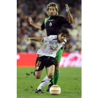 Pablo César Aimar disputa el balón con el del Racing Oscar Serrano