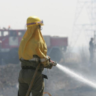 Imagen del incendio que tuvo lugar en Onzonilla en 2005. JESÚS F. SALVADORES