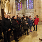 Un grupo de turistas sigue las indicaciones de una guía en su visita a la Catedral. MARCIANO PÉREZ