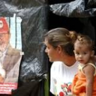 Una mujer de «Los sin Tierra» con su hija en un campamento de Río