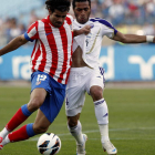 Diego Costa disputa un balón durante el amistoso de ayer.