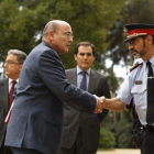El major de los Mossos, Josep Lluís Trapero, saluda al coronel Diego Pérez de los Cobos, coordinador del operativo contra el referéndum del 1-O.