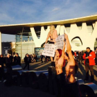 Protesta de las mujeres de Femen a las puertas del Mobile World Congress, este lunes.